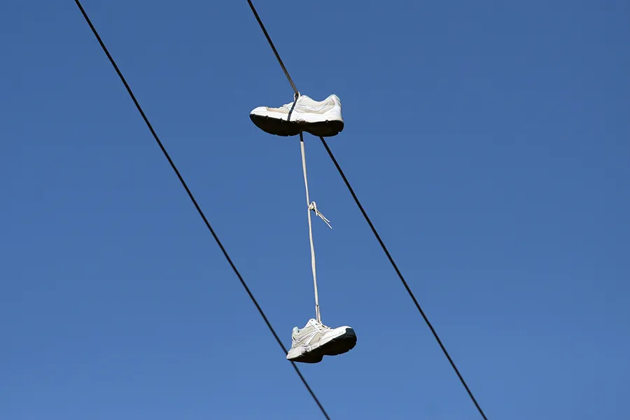 Shoes_on_the_Wire_s.jpg