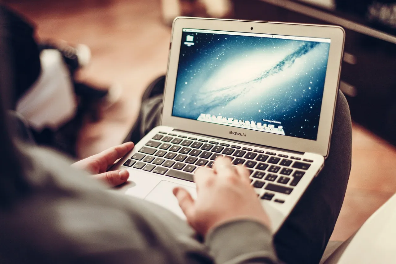 macbook-407127_1280.jpg