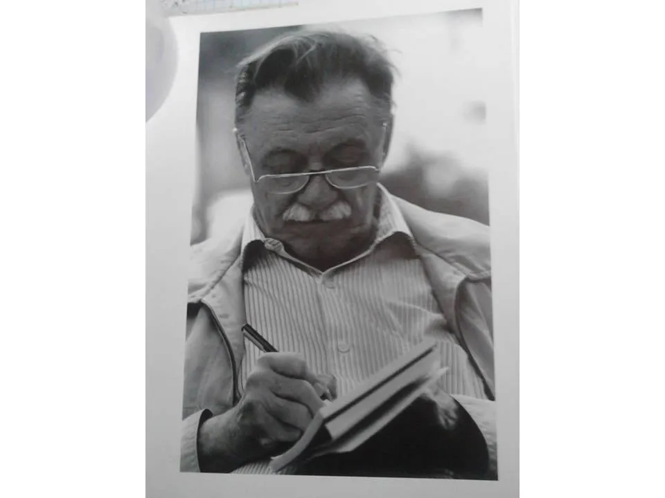 benedetti escribe.jpg