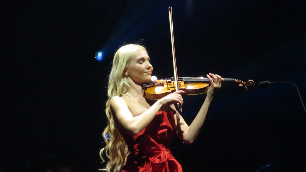 anastasiya petryshak violin solo.png