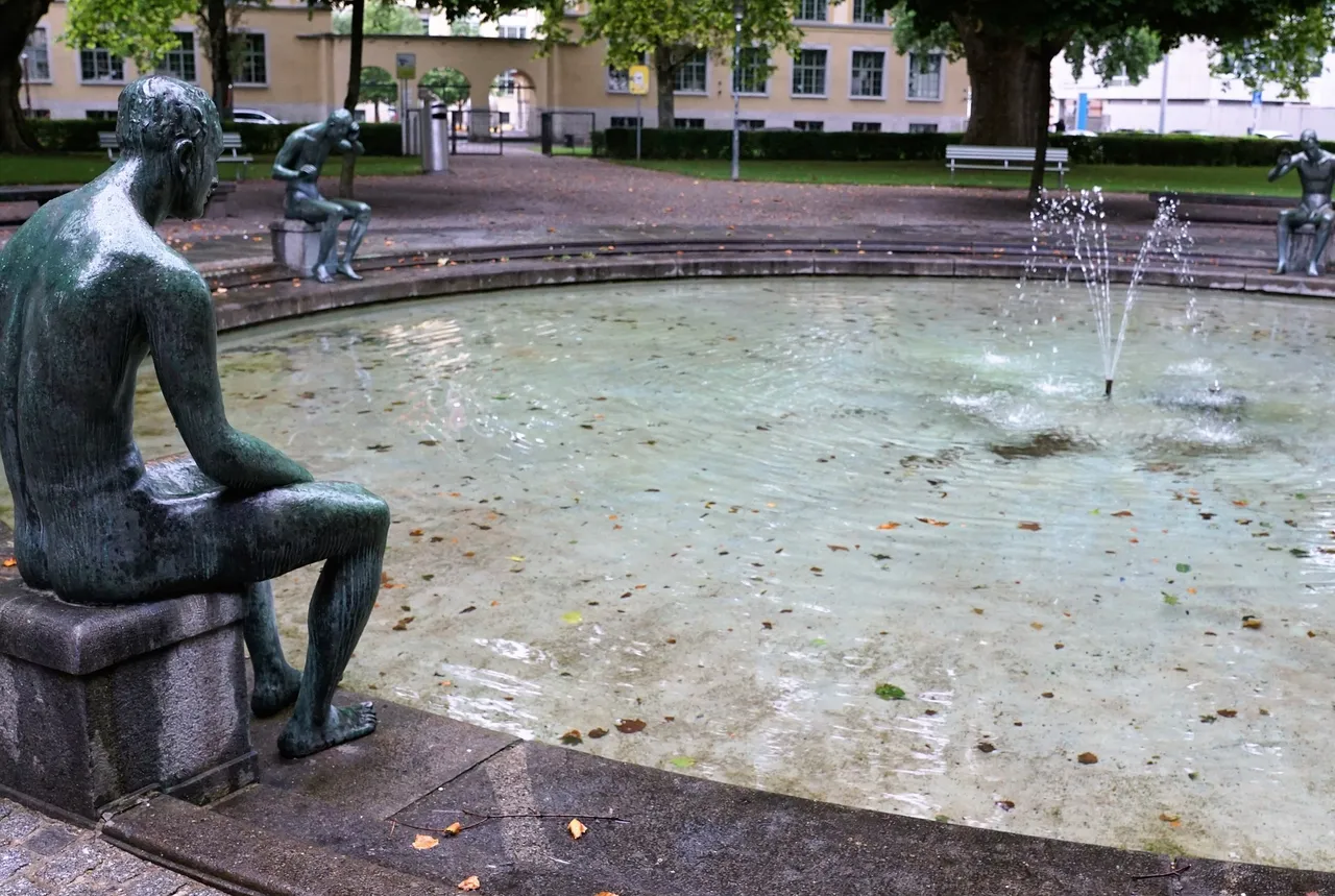fountain-g970ff49e3_1920.jpg
