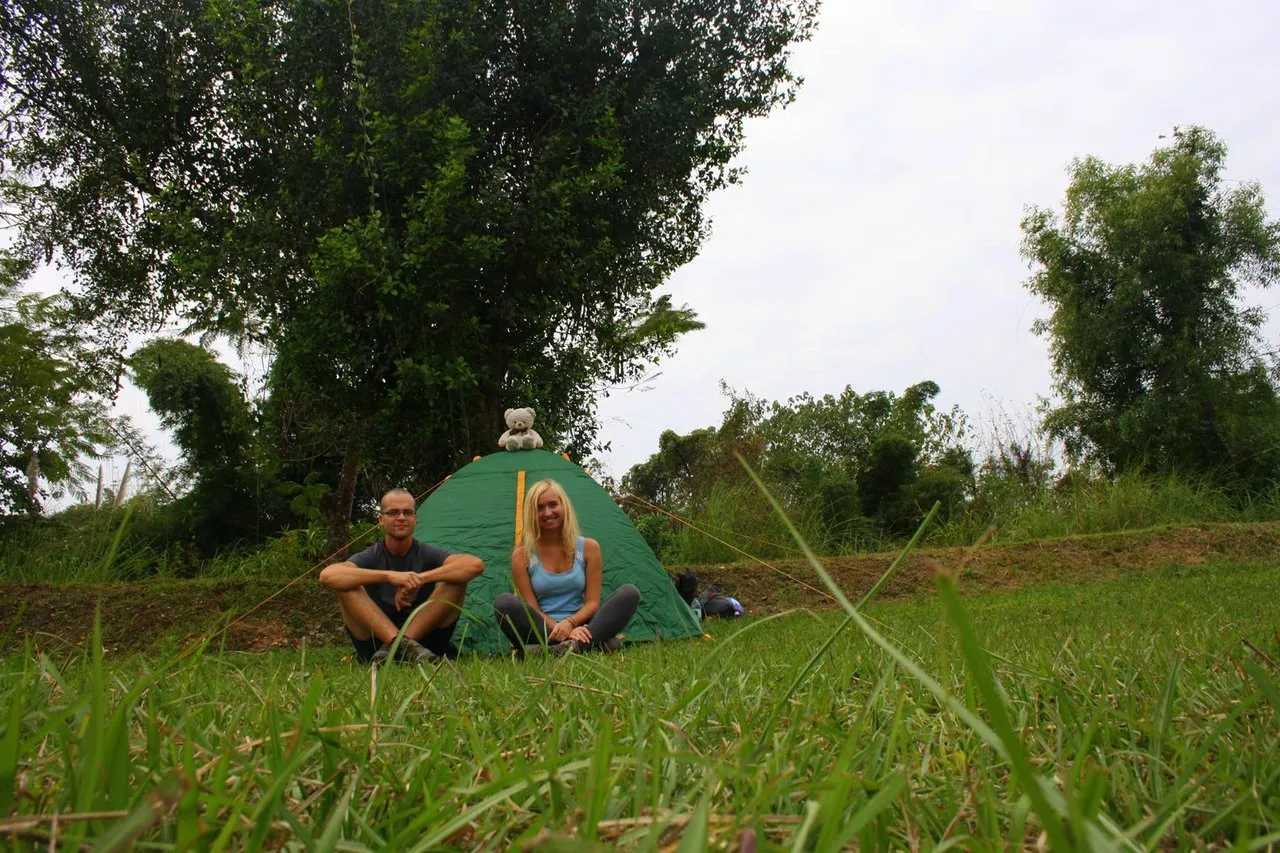 10.000 Lao kips or 1€ per night was the price we had to pay for camping in a place called "Riverside Garden Bungalows".