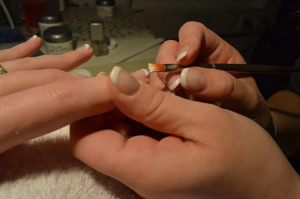 fingernails-259972_1920.jpg