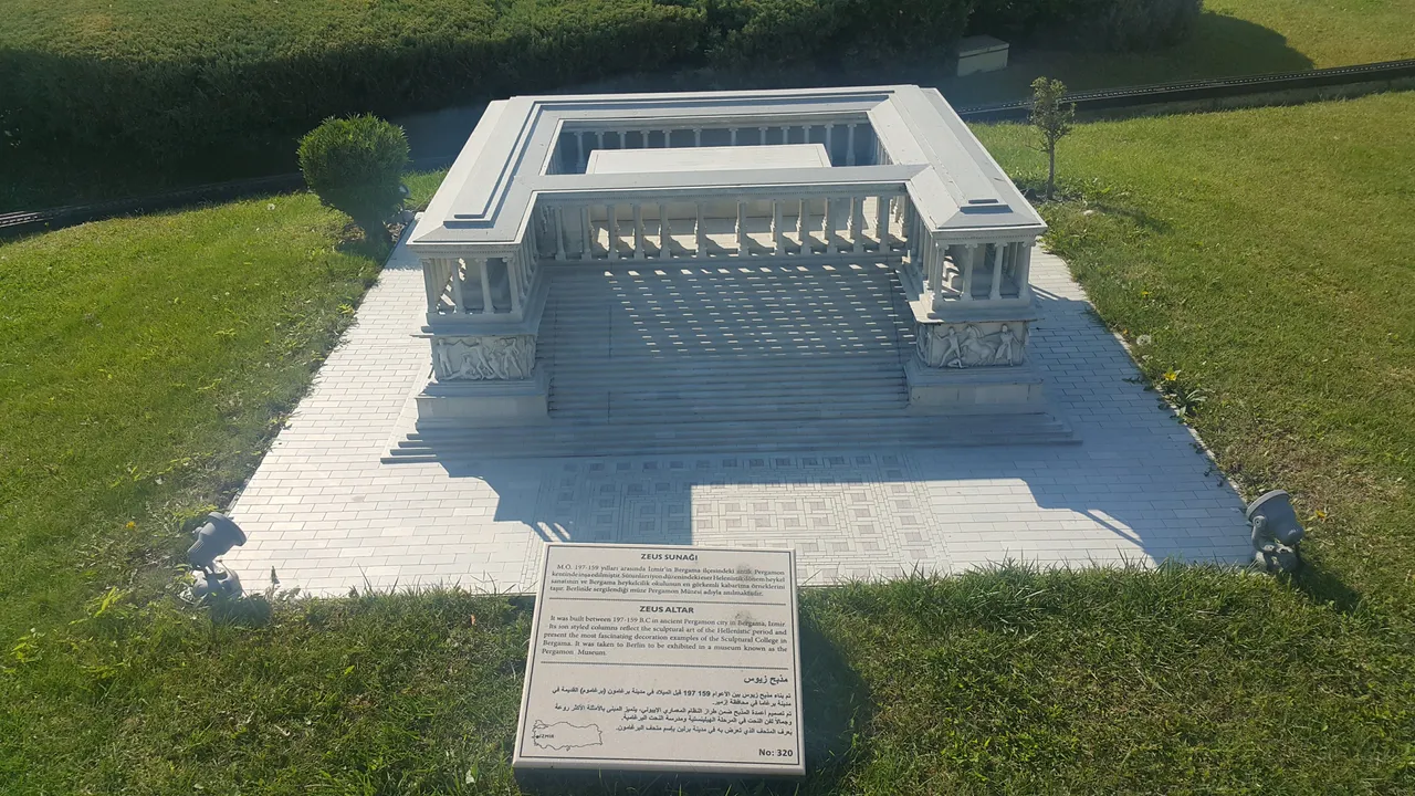 zeus sunağı.jpg