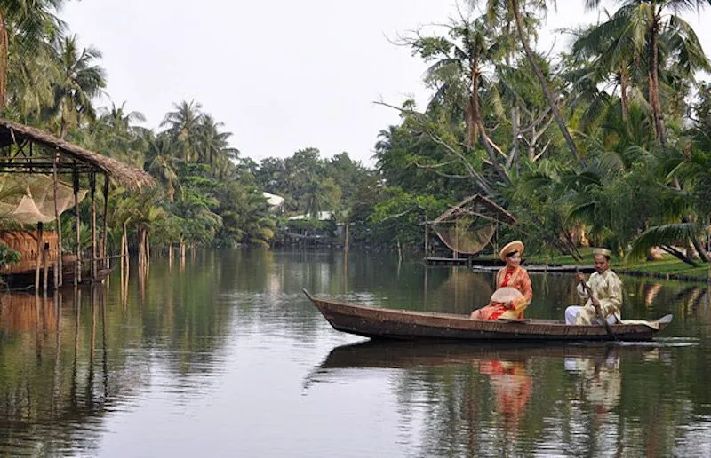 Binh_Quoi_people_rowing.jpg