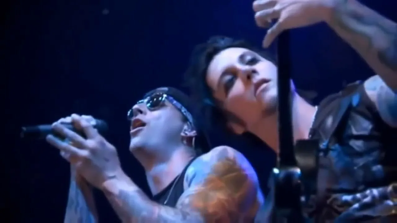 Avenged Sevenfold - Live in The LBC 2008 - YouTube.MP4_snapshot_01.11.09_[2017.12.01_22.48.44].jpg