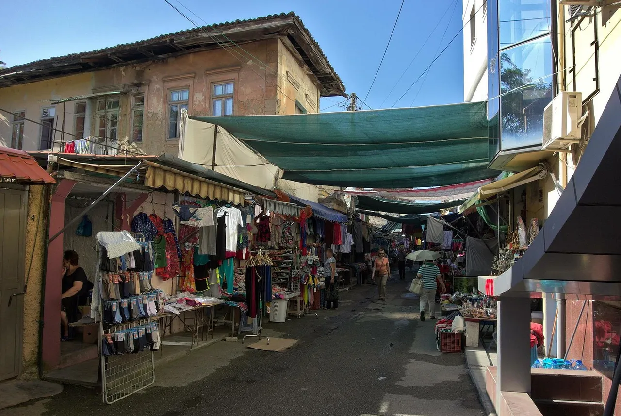 Tirana_Market_close_to_Post_office_-_Mapillary_(_WgANOaM85BnMB9xrCxvOA).jpg