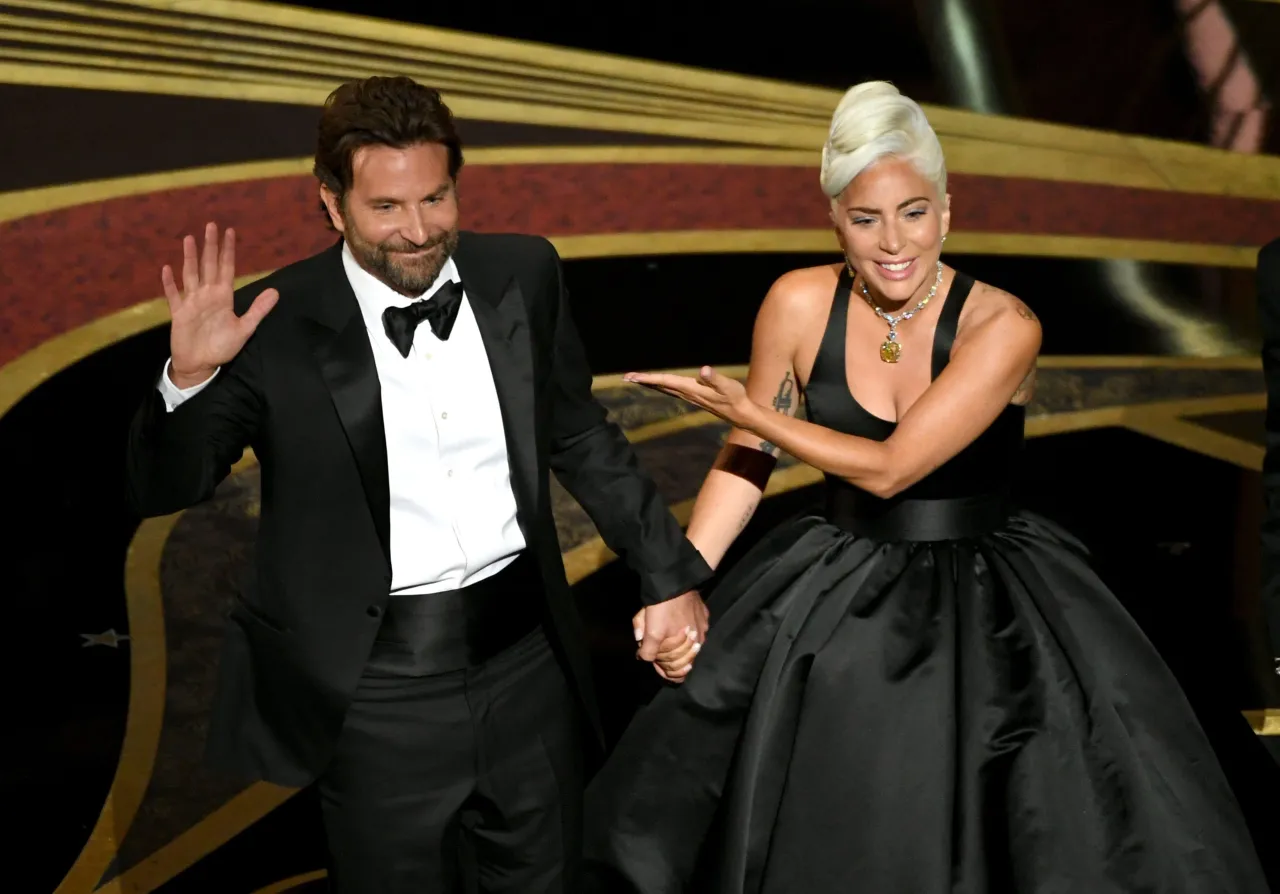 whos-s-a-celebrity-you-think-had-a-thing-for-their-co-star-v0-b5uh9iv74a9e1.webp