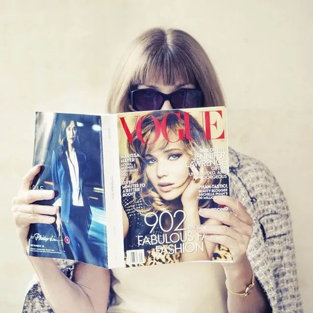 anna-wintour-lit-le-vogue-americain-de-septembre-2013-sur-instagram_4009997.jpg