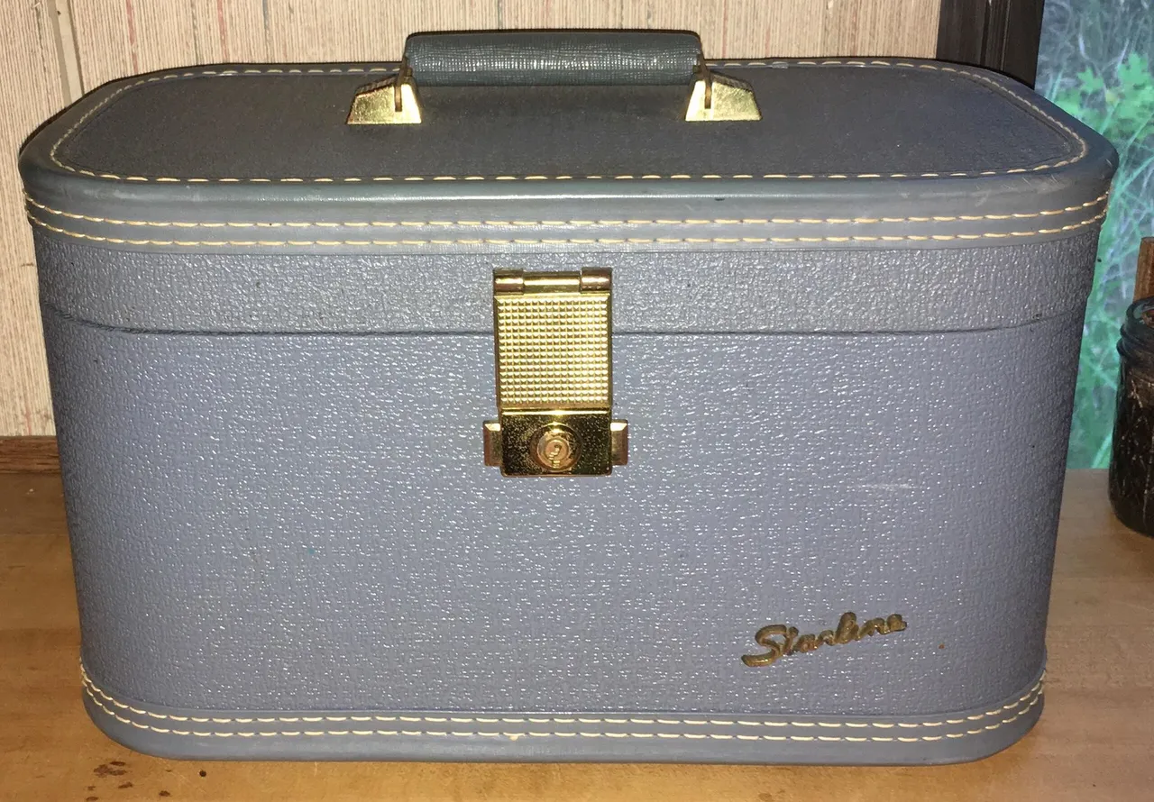 estate-sale-haul-cosmetic-case.jpg