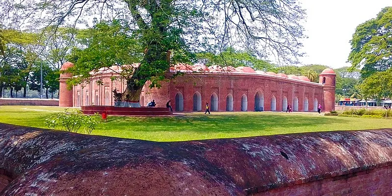 800px-60_Dome_Mosque,_Bagerhat.jpg