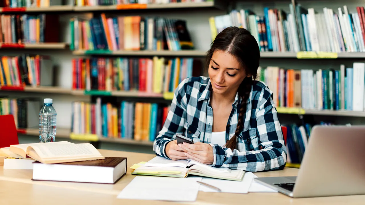 estudianteuniversitariaconsmartphoneenbiblioteca.jpg