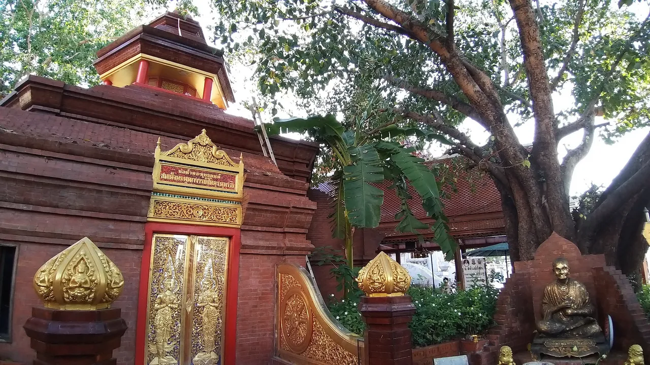 dusit_temples_bangkok_oct_2020_202.jpg