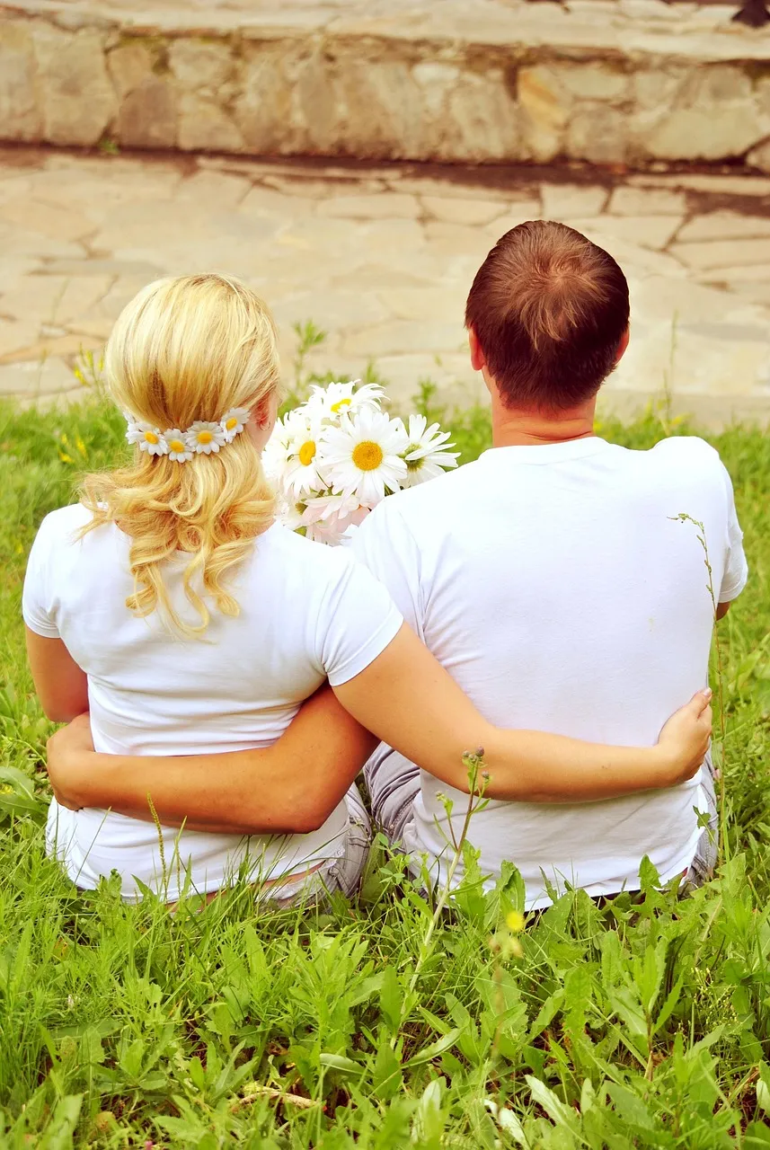 a-couple-from-the-back-4604226_1280.jpg