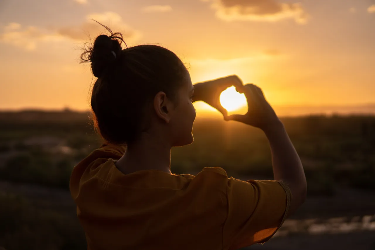 woman-doing-hand-heart-sign-1535244.jpg