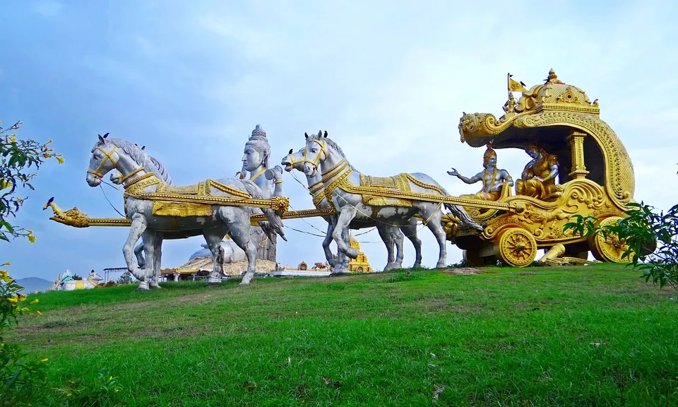 Arjuna Krishna sculpture pixa.jpg