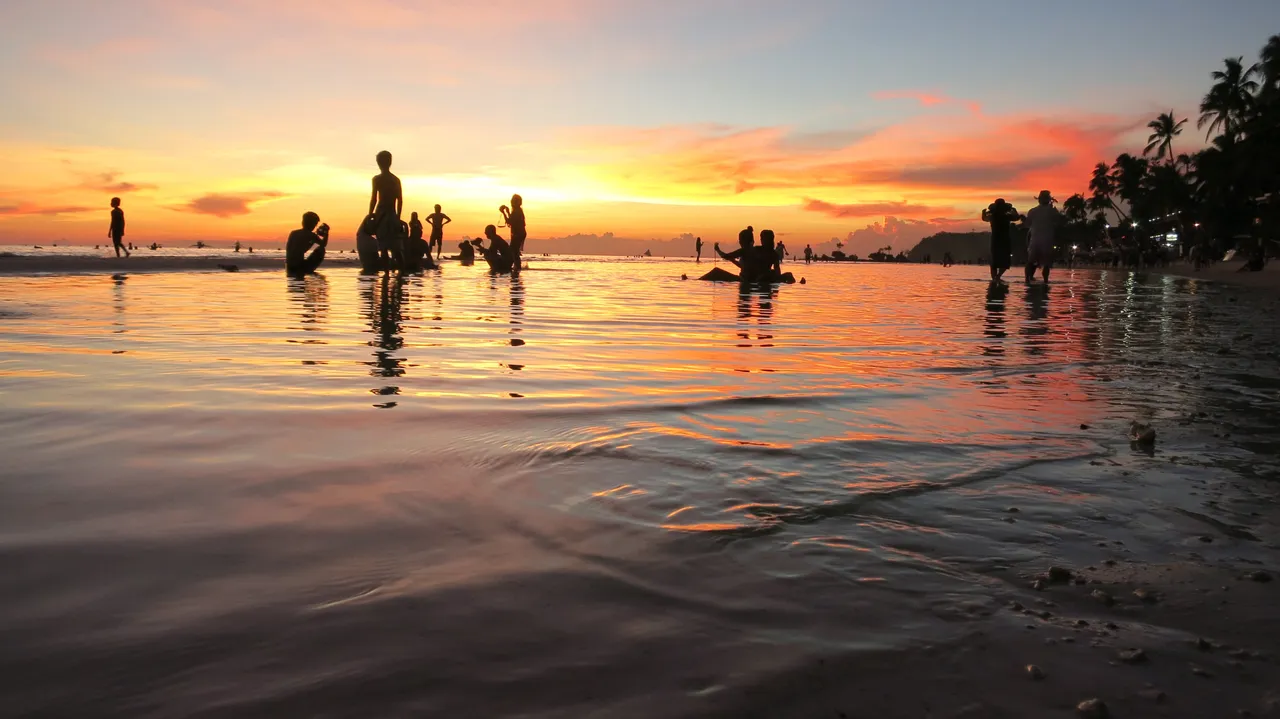 https://s3.us-east-2.amazonaws.com/partiko.io/img/travelideas-philippines-golden-beach-boracay-1529500546575.png