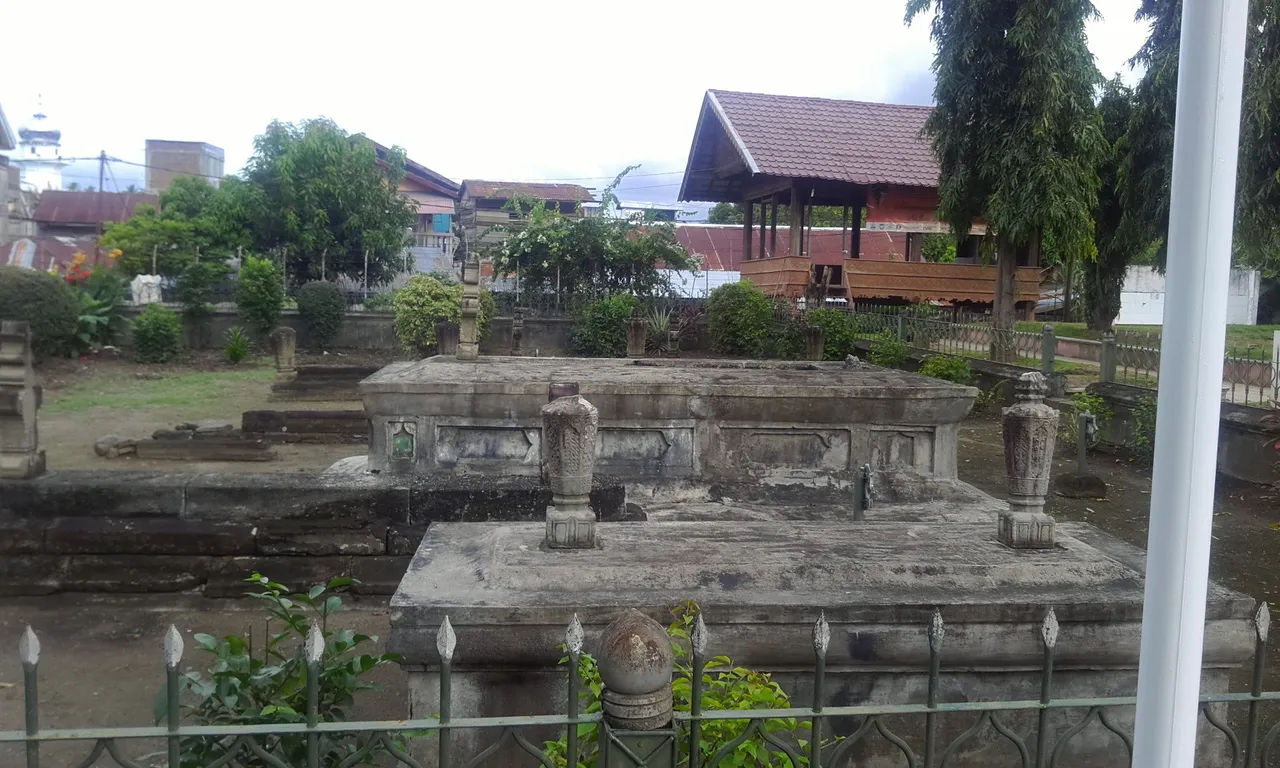 komplek makam raja-raja Aceh.jpg