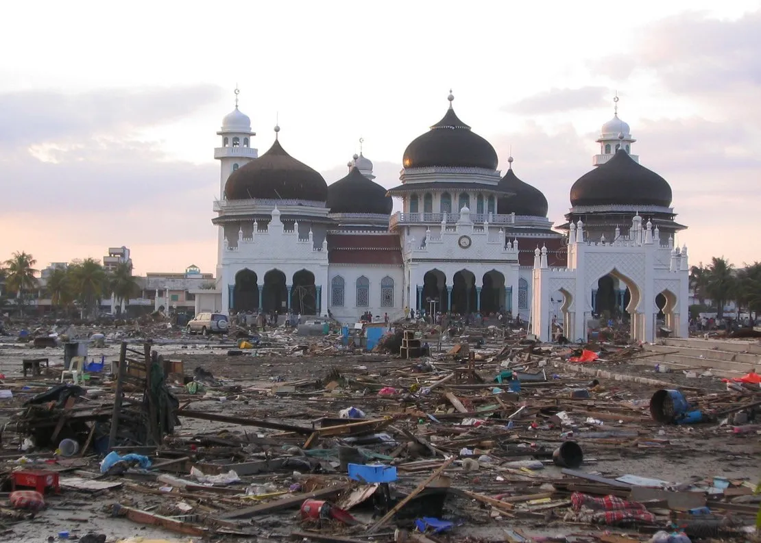 Aceh-tsunami-baiturrahman-nivikoko.jpg