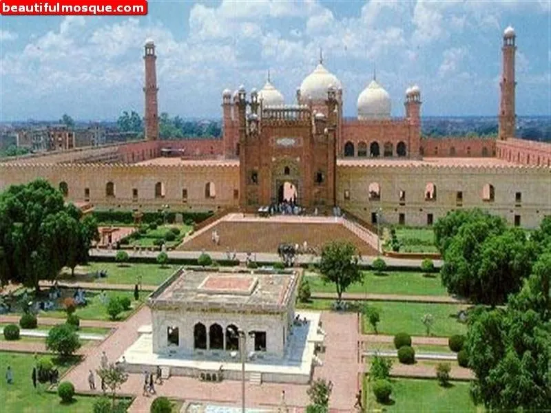 Badshahi-Mosque-Lahore-Pakistan-10.jpg