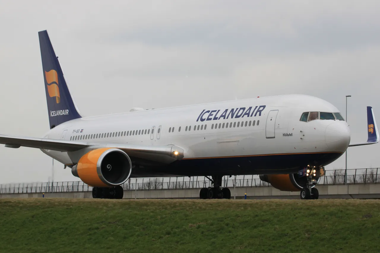 TF-ISO Icelandair -B763ER WL.JPG