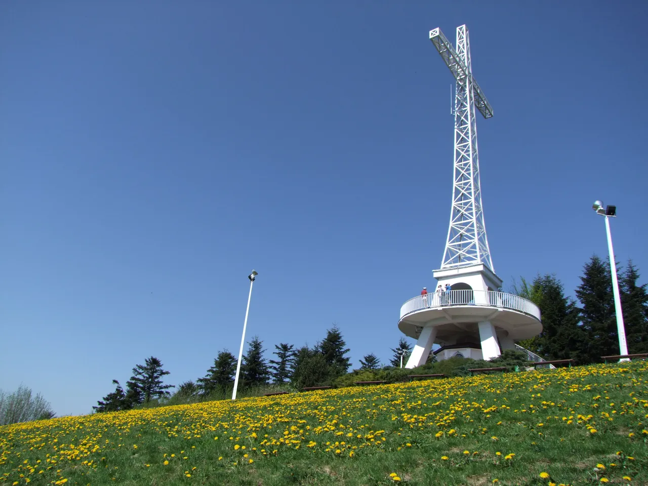 Limanowa,_krzyż_milenijny_na_Miejskiej_Górze_-_Limanowa,_millenium_cross_on_the_top_of_the_mountain_._-_panoramio.jpg