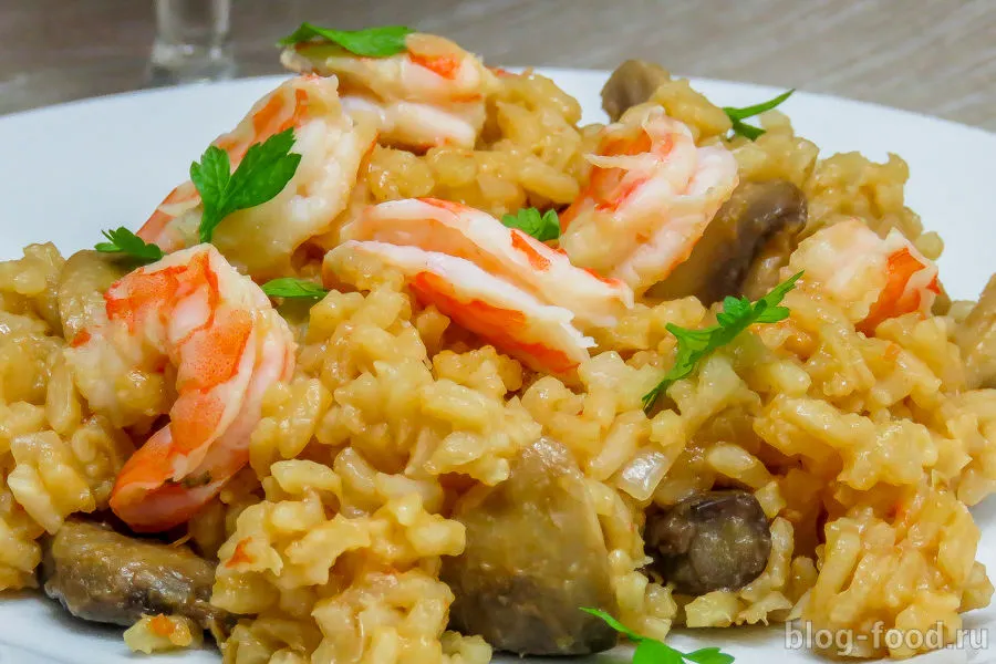 Paella with shrimp and mushrooms