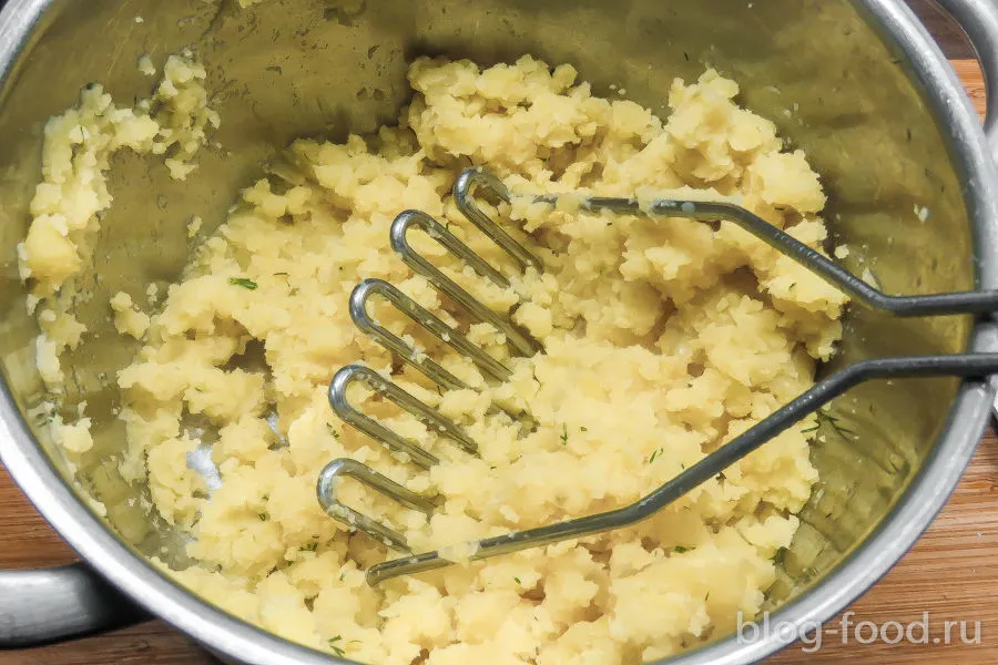 Potato casserole with meat, sour cream and cheese