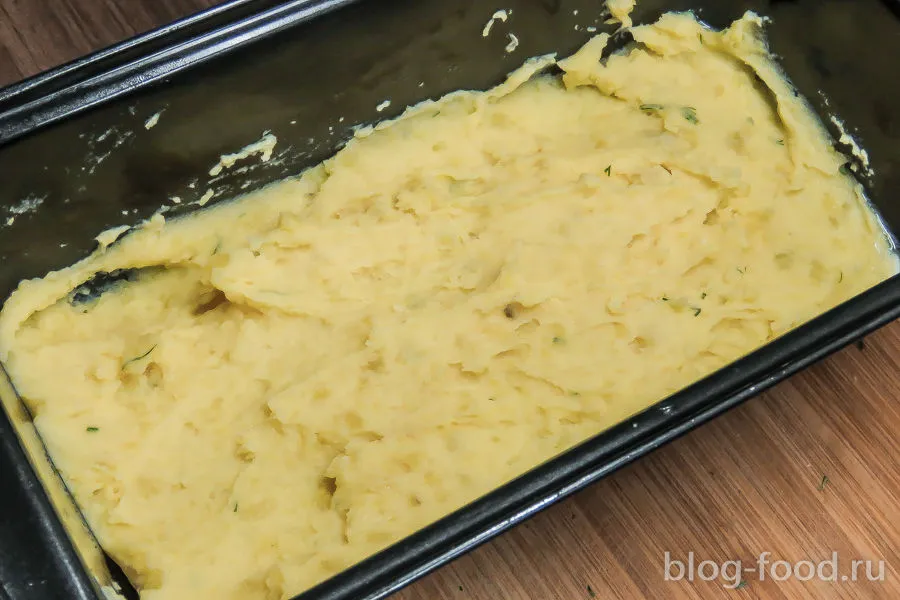 Potato casserole with meat, sour cream and cheese