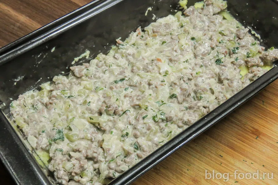 Potato casserole with meat, sour cream and cheese