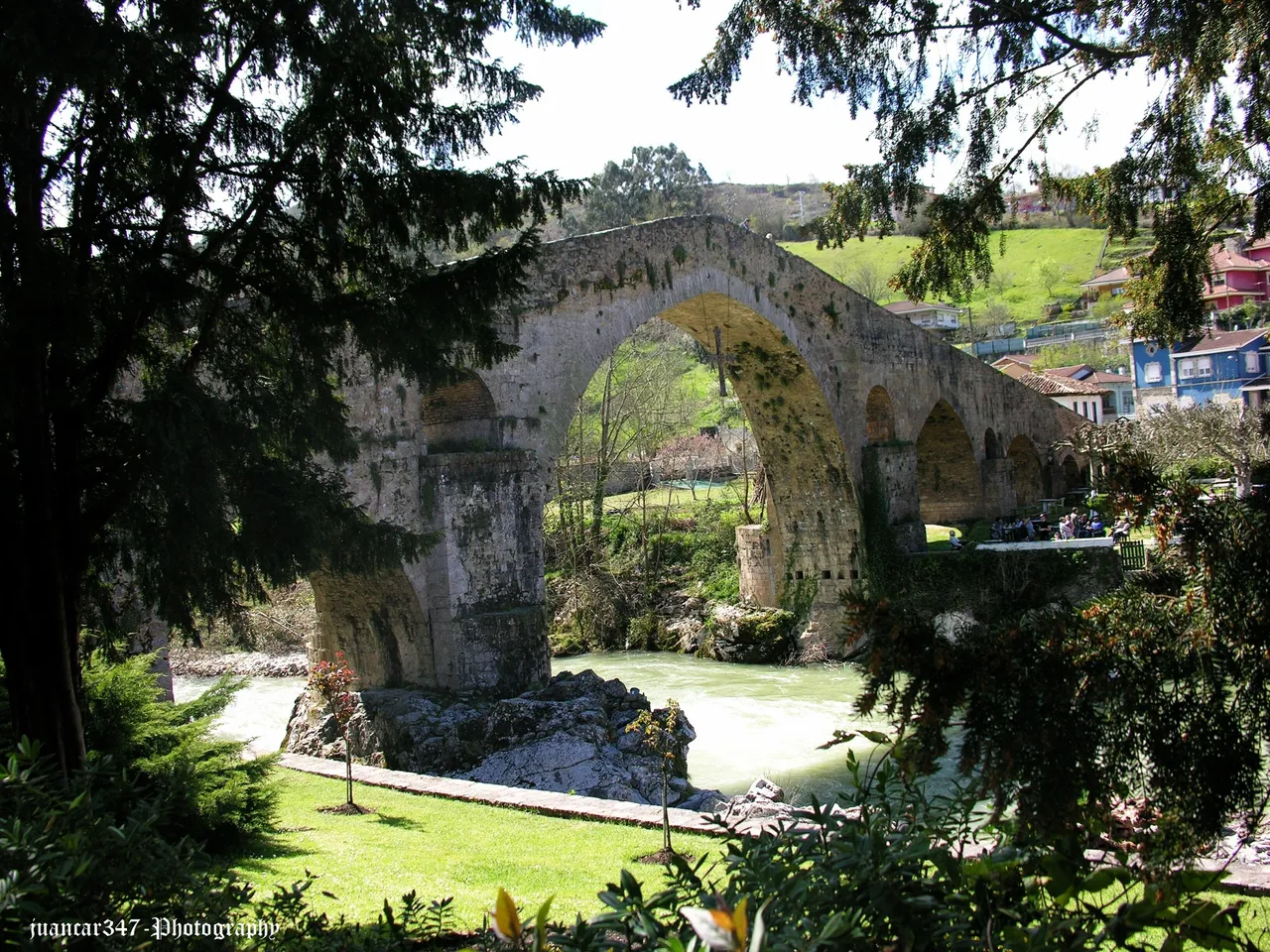 Cangas de Onís: view of the medieval bridge in which its shape of ’donkey’s back’ can be appreciated