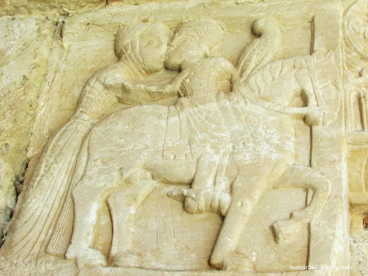 Capital of the church of San Pedro: King Fabila says goodbye to his wife Froiluba, possibly the best kiss in Spanish Romanesque art