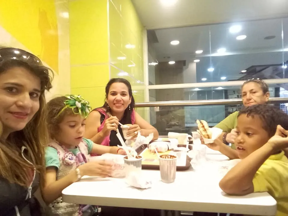 EN MAC DONALD LOS NIÑOS CON LA ABUE Y NOSOTRAS NOV 2018.jpg