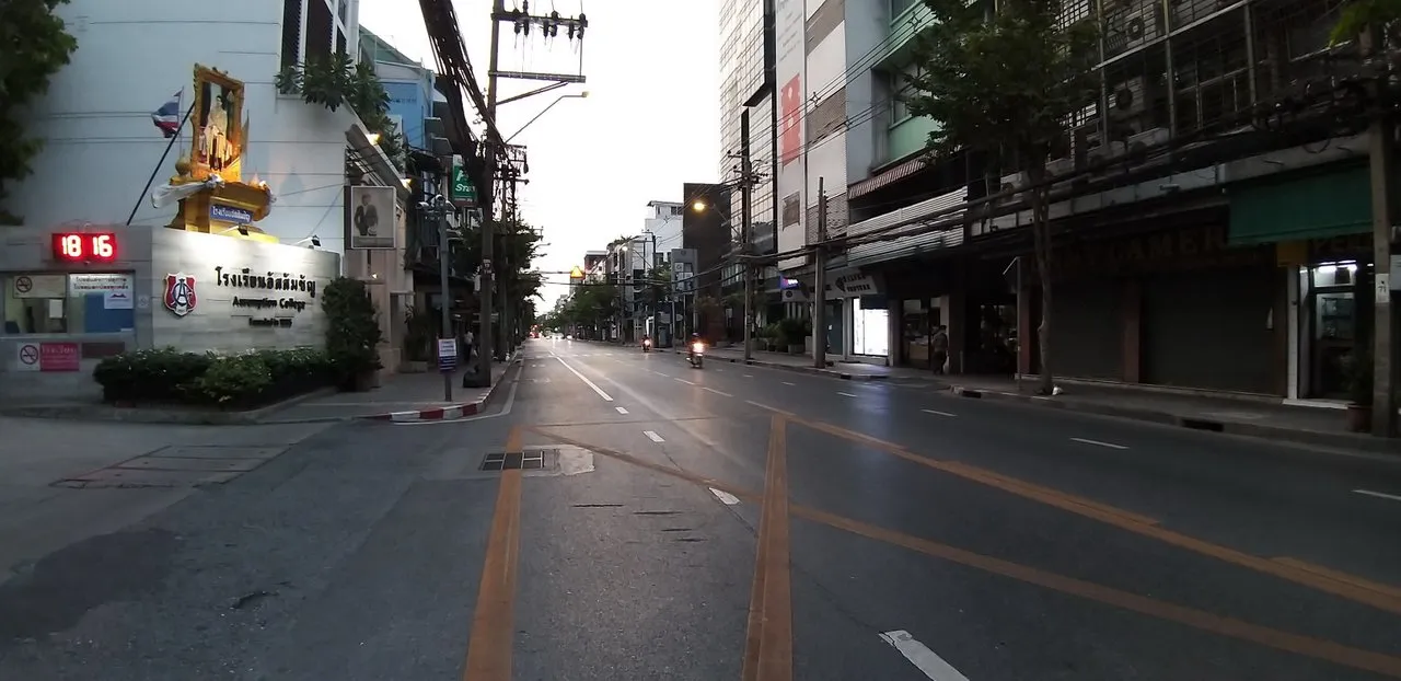 Chapraya%20River%20&%20Graffiti%20in%20Soi%2032%20-%20Sathorn%20-%20April%202020%20516.jpg