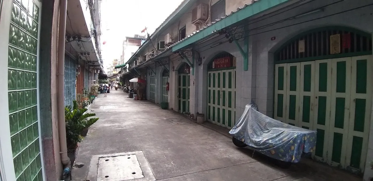 Chapraya%20River%20&%20Graffiti%20in%20Soi%2032%20-%20Sathorn%20-%20April%202020%20415.jpg