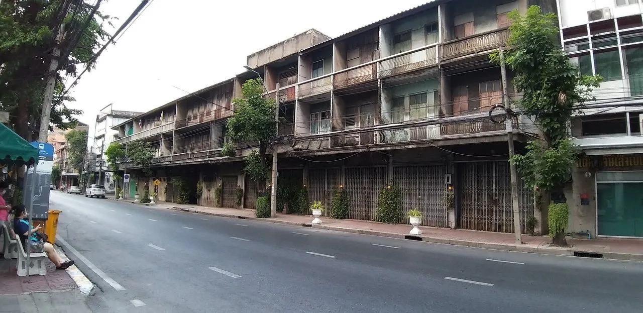 Chapraya%20River%20&%20Graffiti%20in%20Soi%2032%20-%20Sathorn%20-%20April%202020%20422.jpg