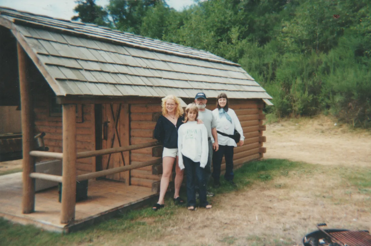 2000 or 2003 - Fam Reunion log cabin thing Arnold Fam stayed at.jpg