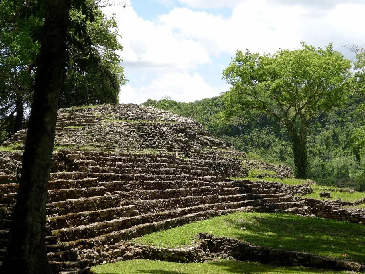 mexiko chiapas maya yaxchilan Platform and Structure 18 zentrale Akropolis gran plaza