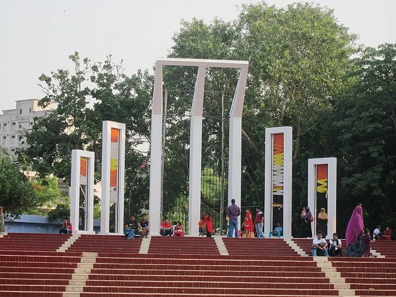 800px-Central_Shaheed_Minar_(23684088913).jpg