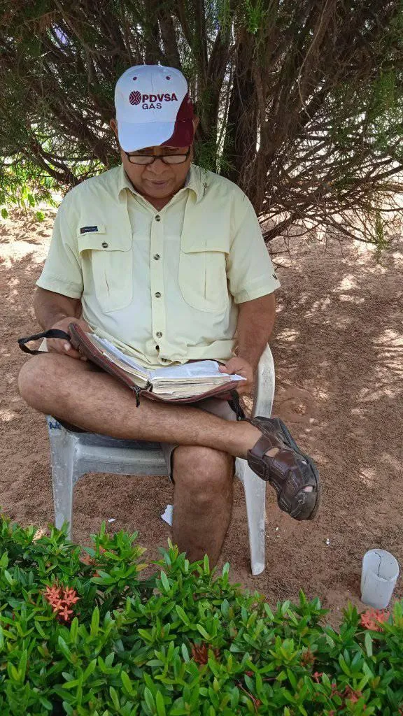 Meditando en la palabra de Dios.jpg