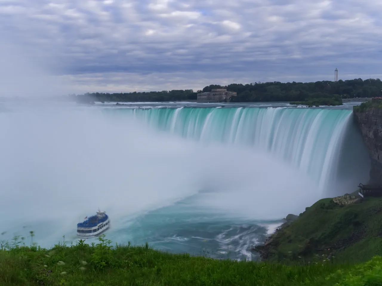 P8182693-niagara-falls-long-exposure-boat.jpg