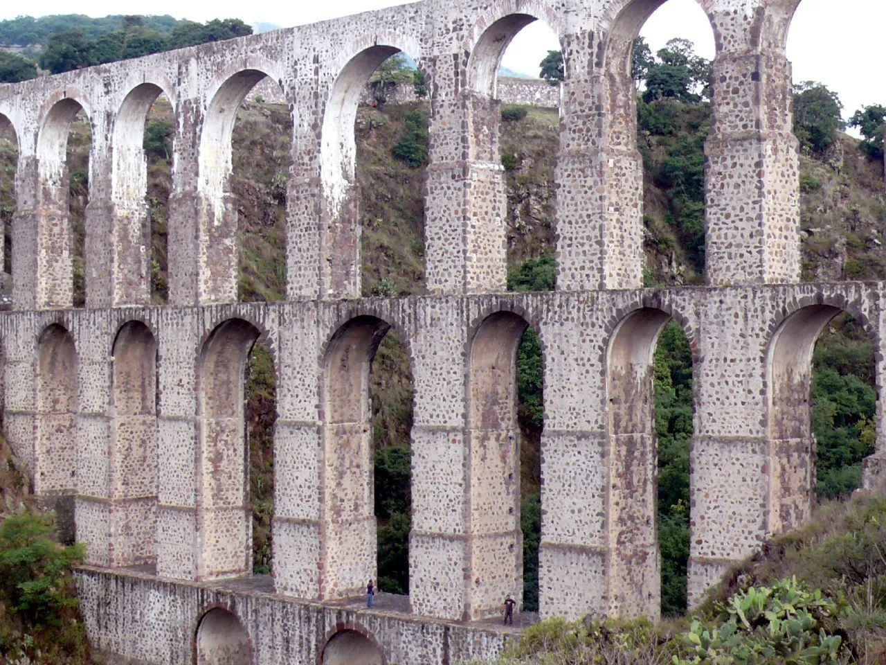 Xalpa Aqueduct, Tepotzotlan, Mexico.jpg