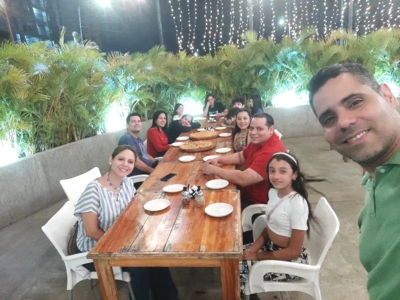 familia albornoz comiendo.jpg