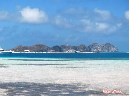 playa los roques grande 2.jpg