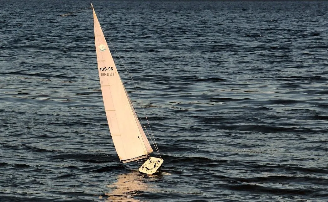 sailing-boat-3399011_1280.jpg