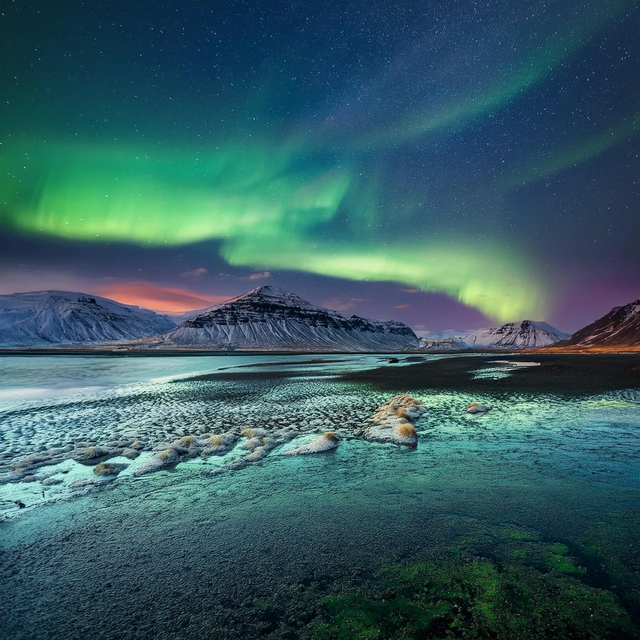 Image_ Northern Lights over Icelandic landscape 28-12-2024 at 19-16-51.jpeg
