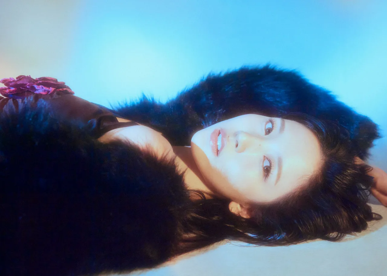 10d115d53f55462db17cdd2badb4402d-6) 미나_선공개 티저_클린.jpg