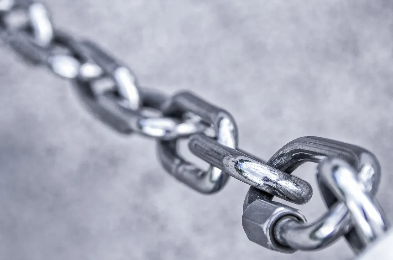 chain-g43e840a8c_1280.jpg