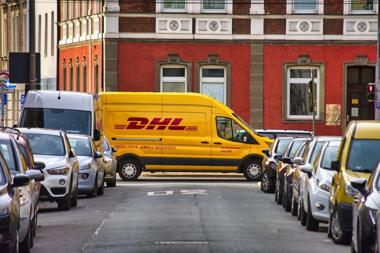 dhl-gabfbfa62b_1280.jpg