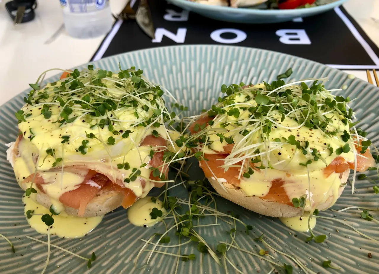HuevosBenedictinosSalmon.jpg